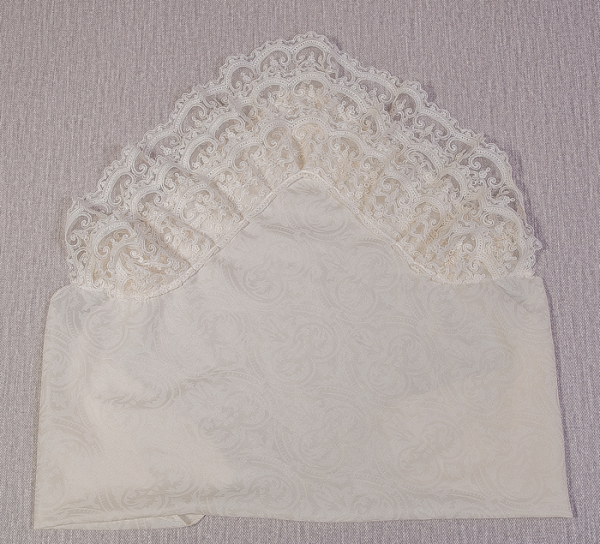 Уголок на выписку с оборками из кружева в три ряда. 075*075см 07-004