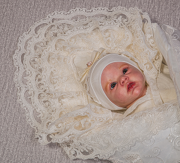 Уголок на выписку с оборками из кружева в три ряда. 075*075см 07-004