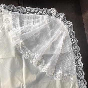 Уголок на выписку, молочный, с вуалью.