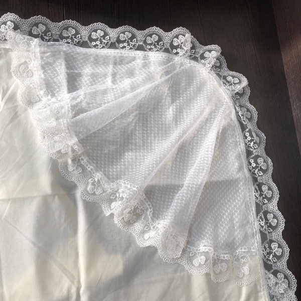 Уголок на выписку, молочный, с вуалью.