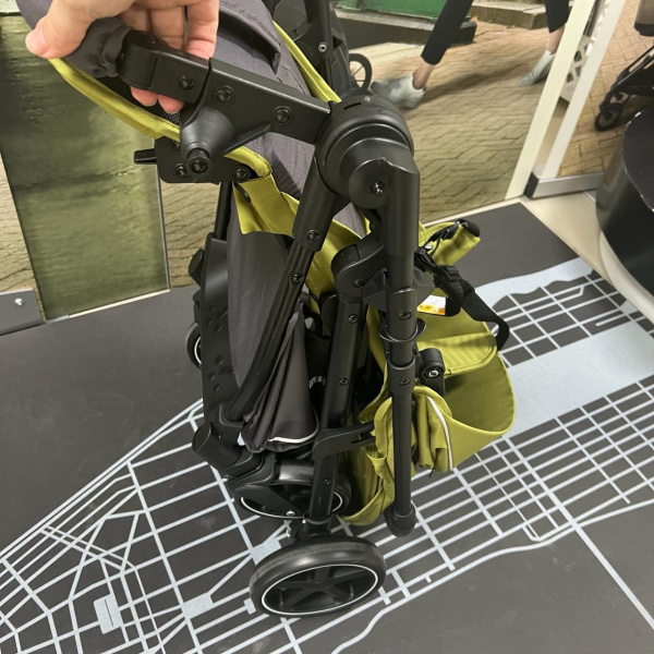 Коляска с перекидной ручкой Luxmom 3102 Черный