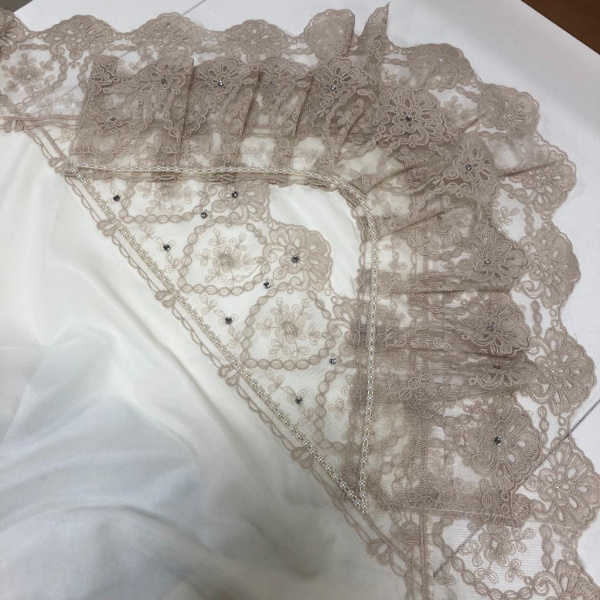 Уголок на выписку. Кружево. 85*85, бежевый