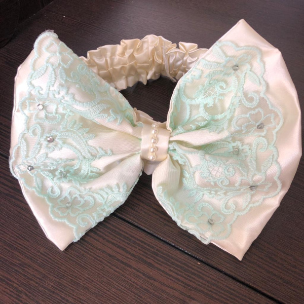 Бант на выписку, мятное кружево 507