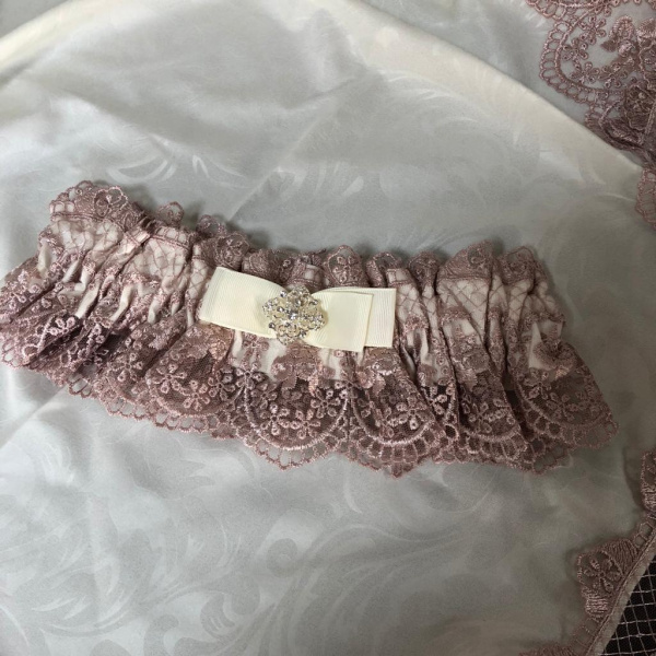 Уголок на выписку с юбочкой-рюшей. Темно-розовый