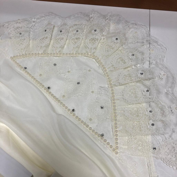 Уголок на выписку. Кружево. 85*85, молочный