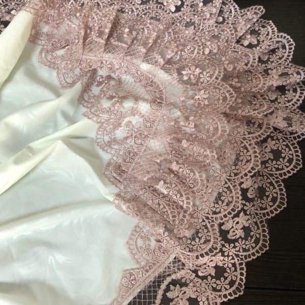 Уголок на выписку с юбочкой-рюшей. Темно-розовый