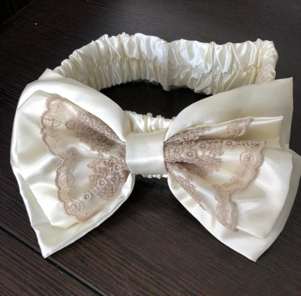 Бант на выписку, коричневое кружево 504